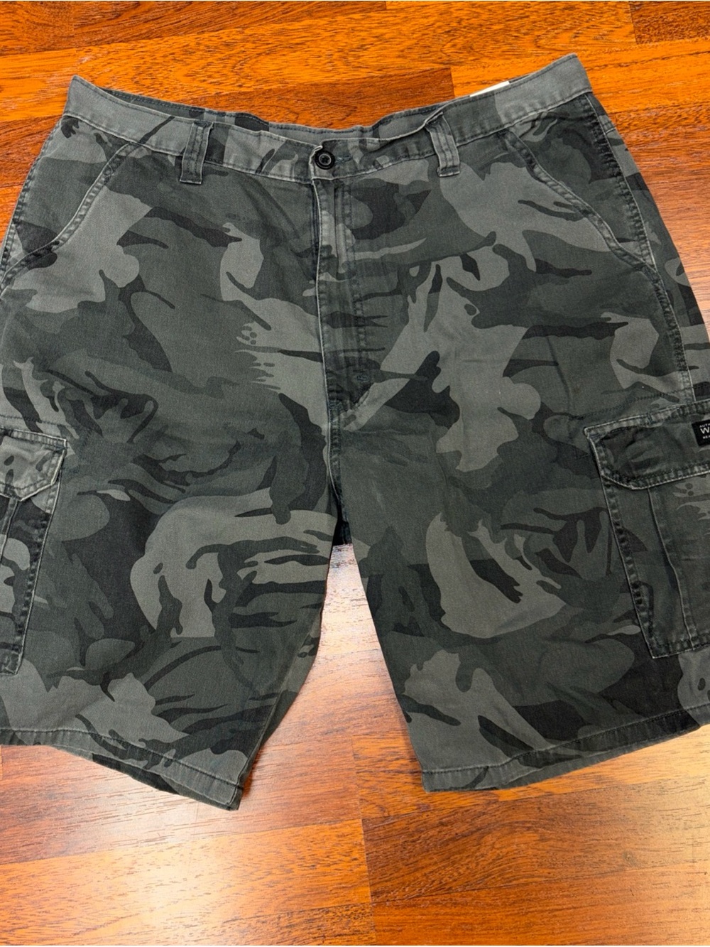Vintage Wrangler Men's Gray Camouflage Cotton Cargo Skateboard Shorts Size 38